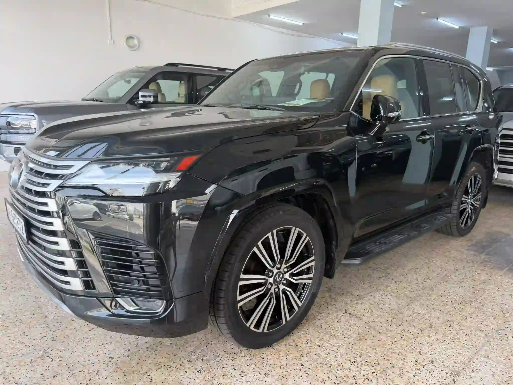 Lexus LX 600 Luxury  2023 - Image 3