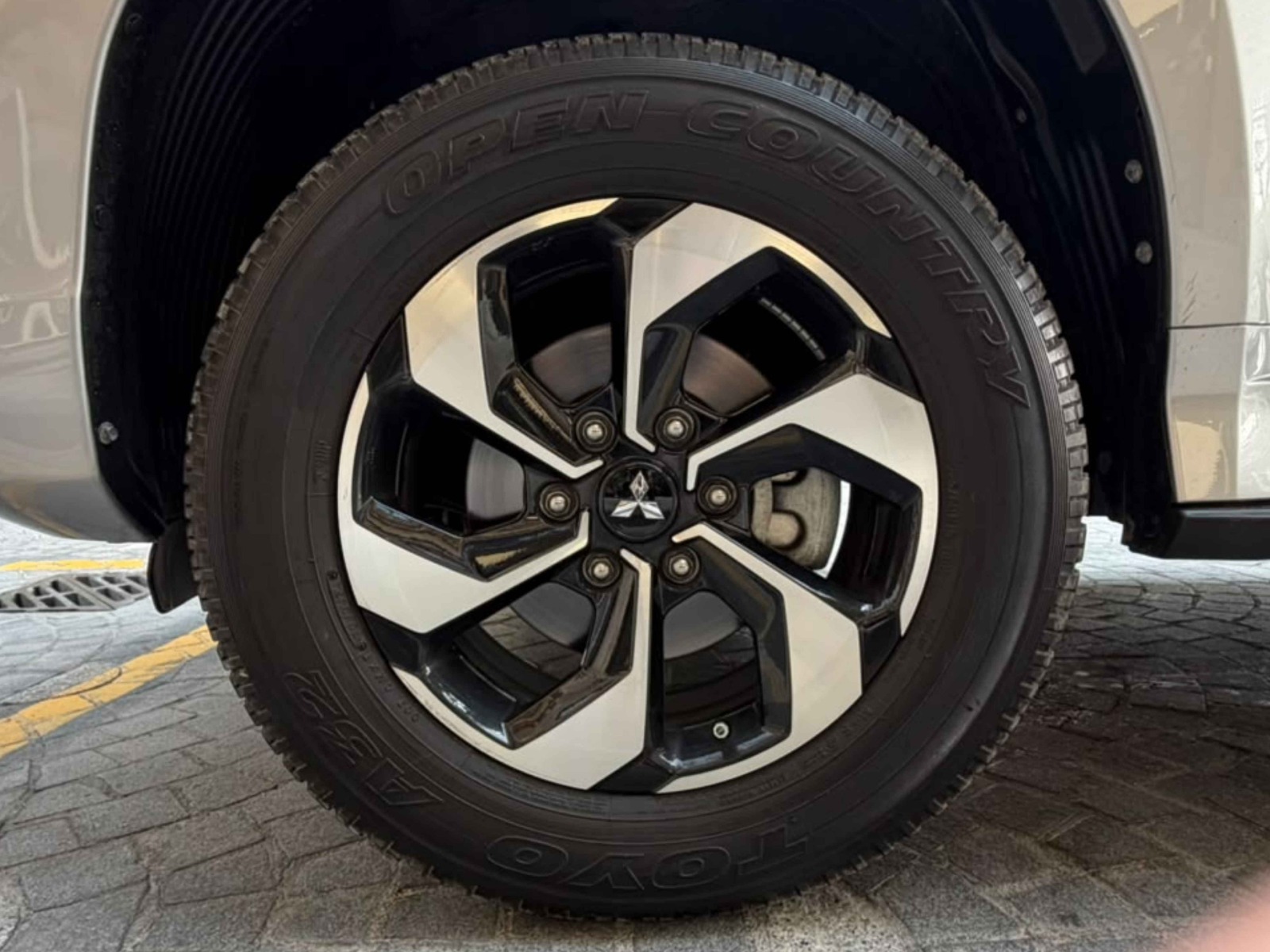 Mitsubishi montero  sport 2024 - Image 2