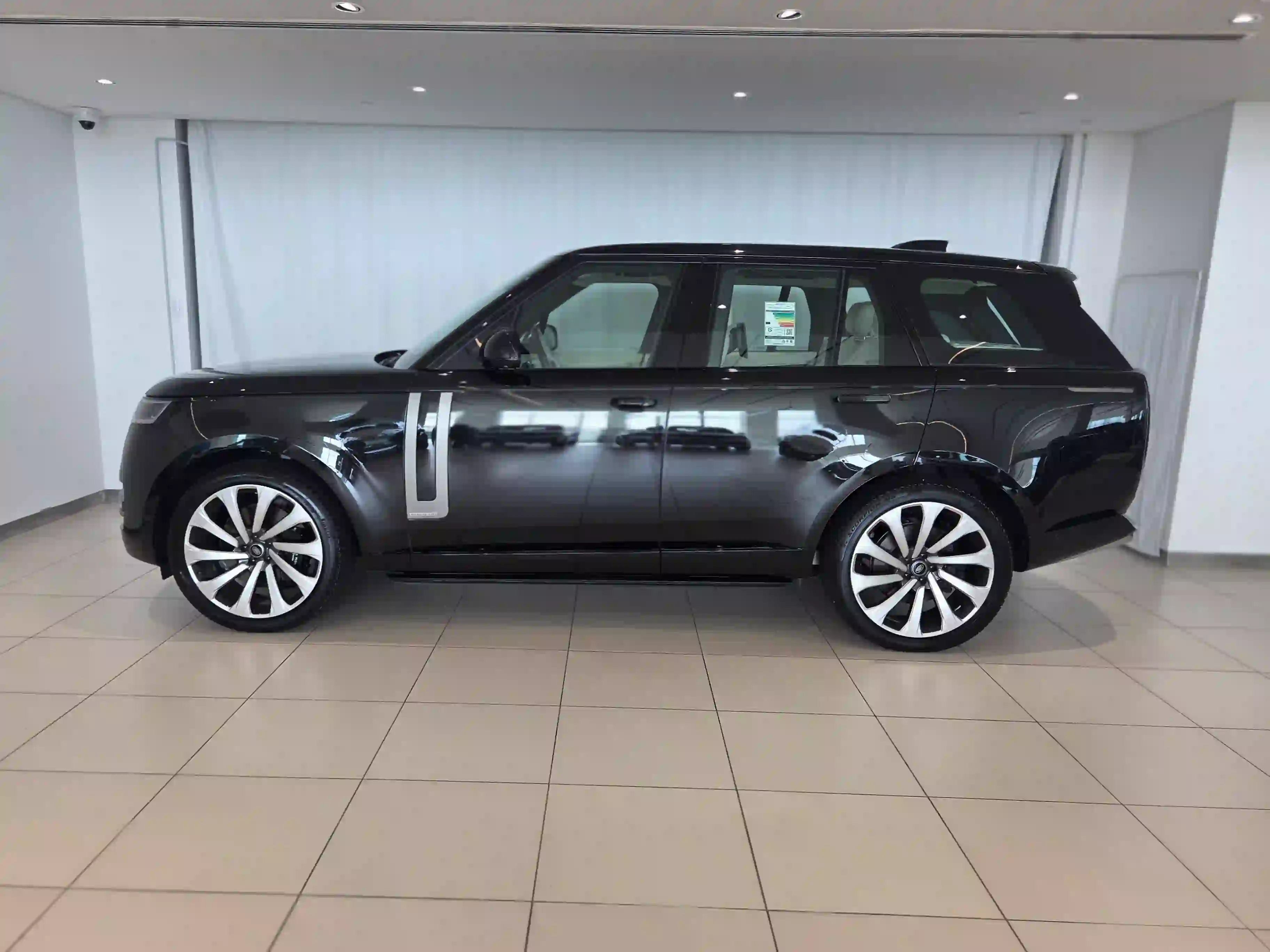Land Rover Range Rover 4.4 V8 Autobiography 2025 - Image 3