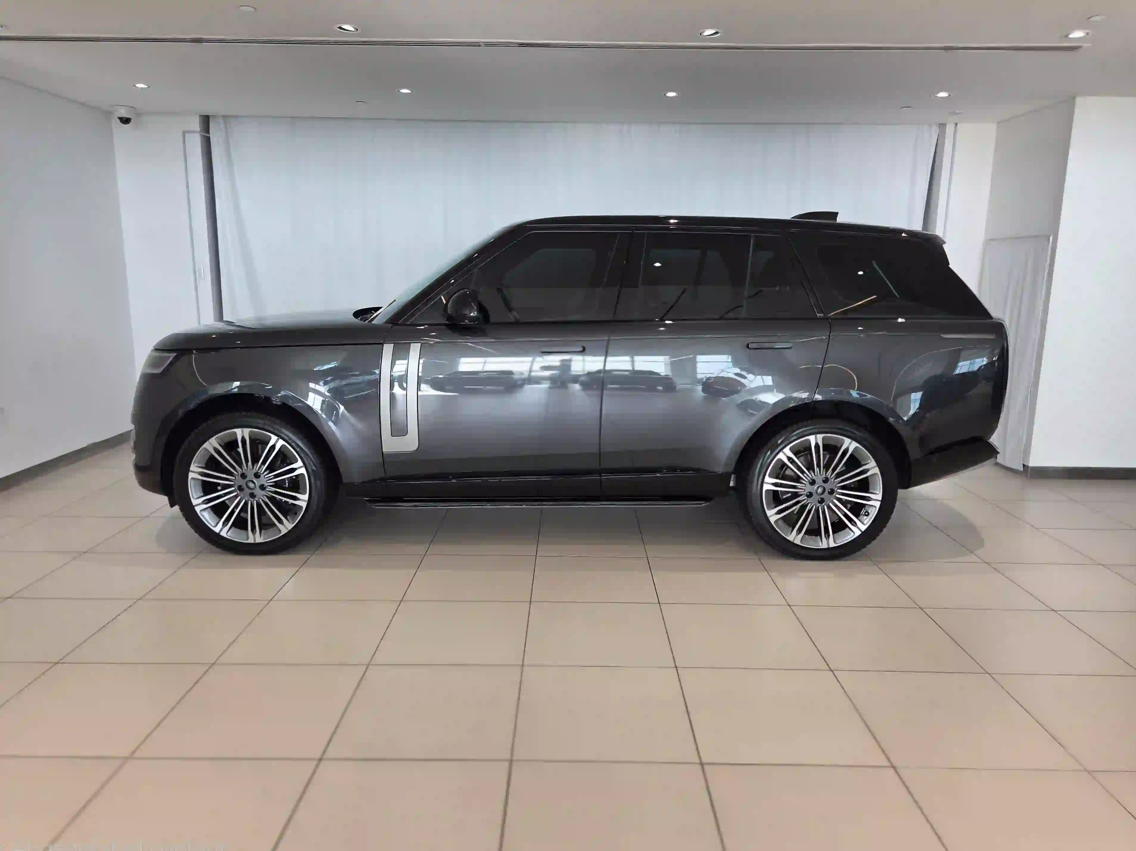 لاند روفر رينج روفر 4.4 V8 HSE 2024 - Image 3