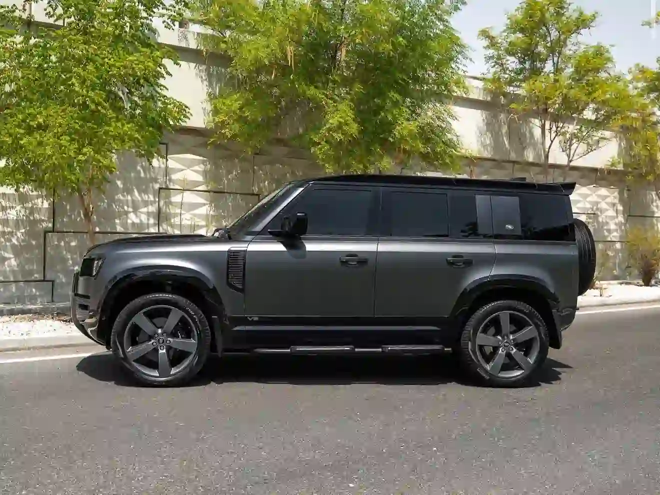 Land Rover Defender 2023 - Image 2