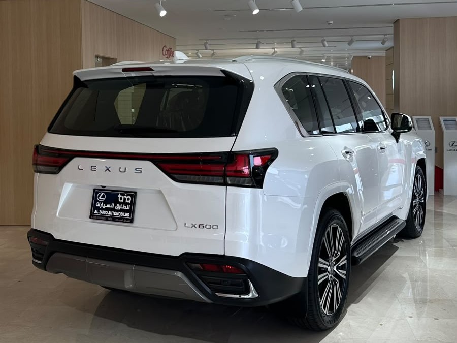 Lexus LX 600 Luxury  2026 - Image 2