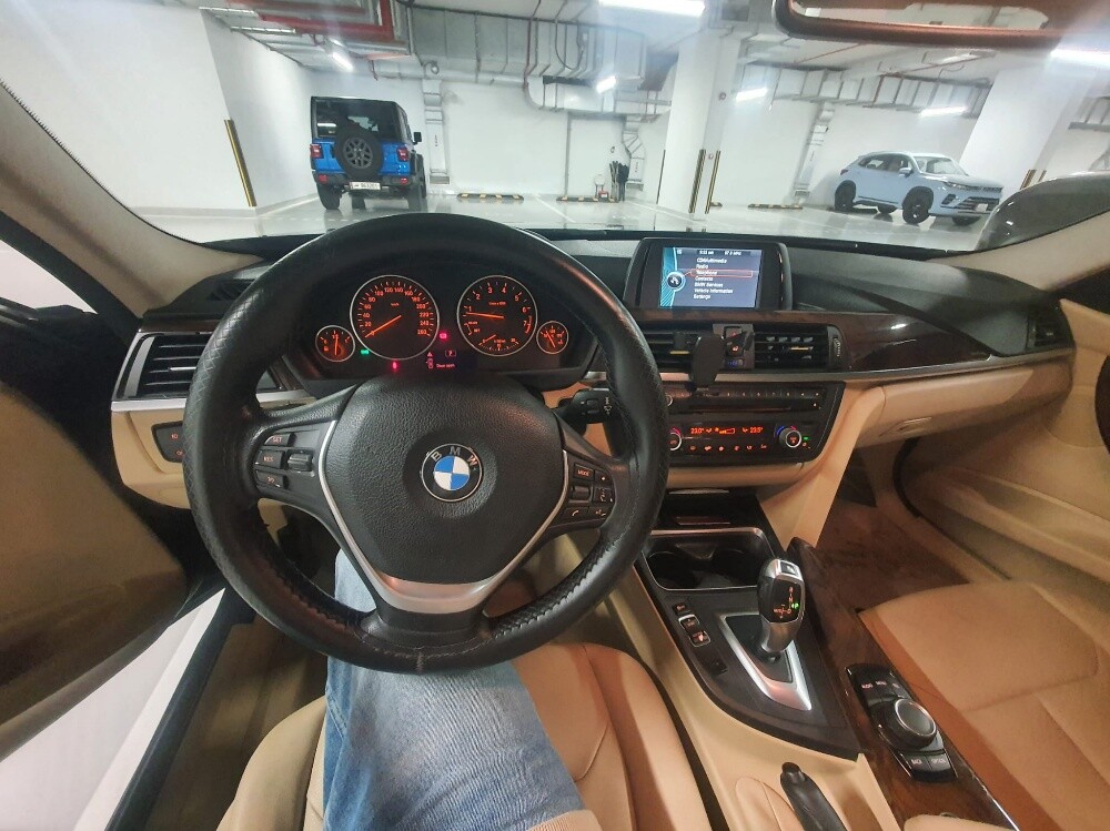BMW 3-Series 320 i 2012 - Image 4