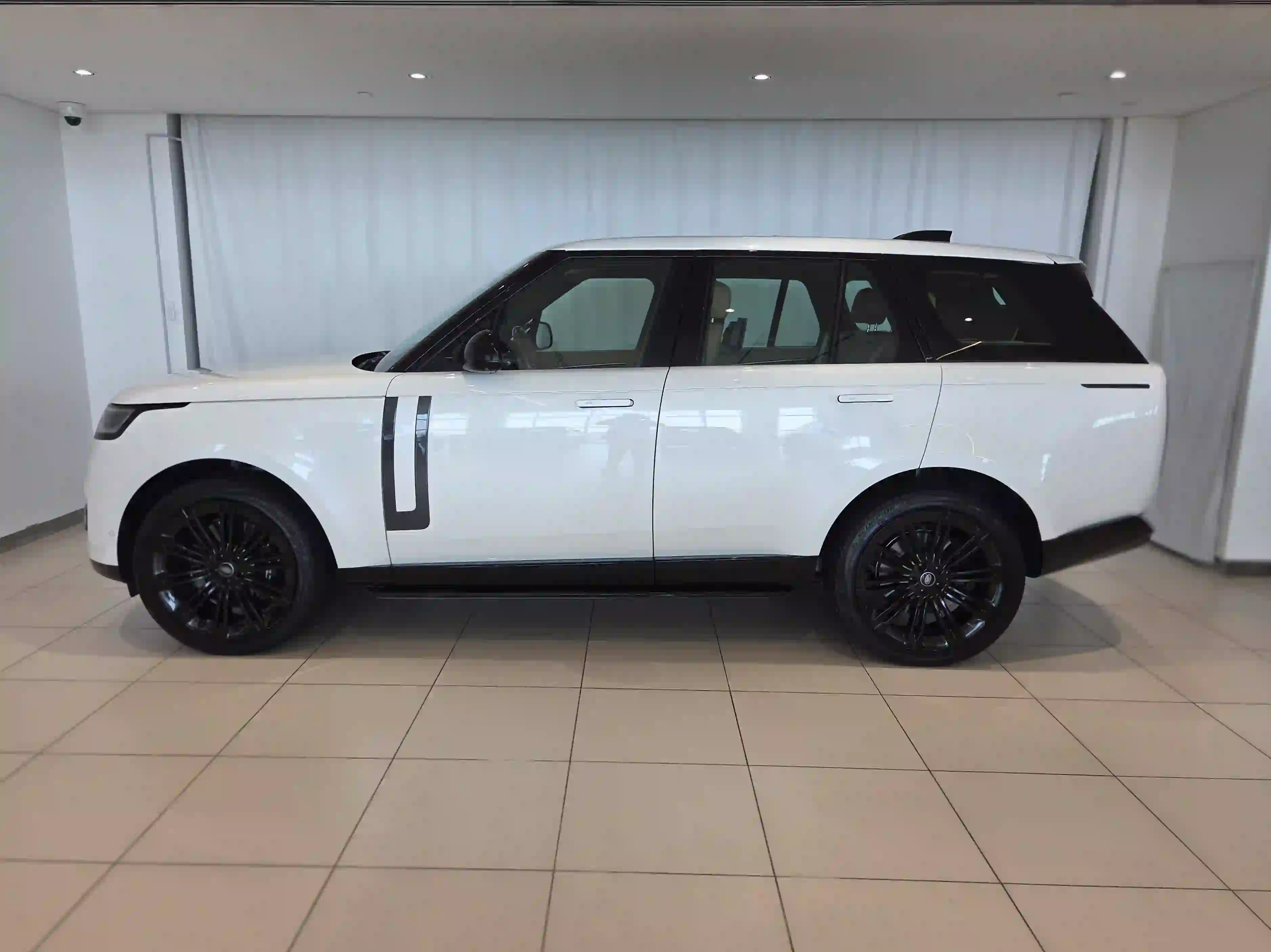 Land Rover Range Rover 4.4 V8 HSE 2024 - Image 3