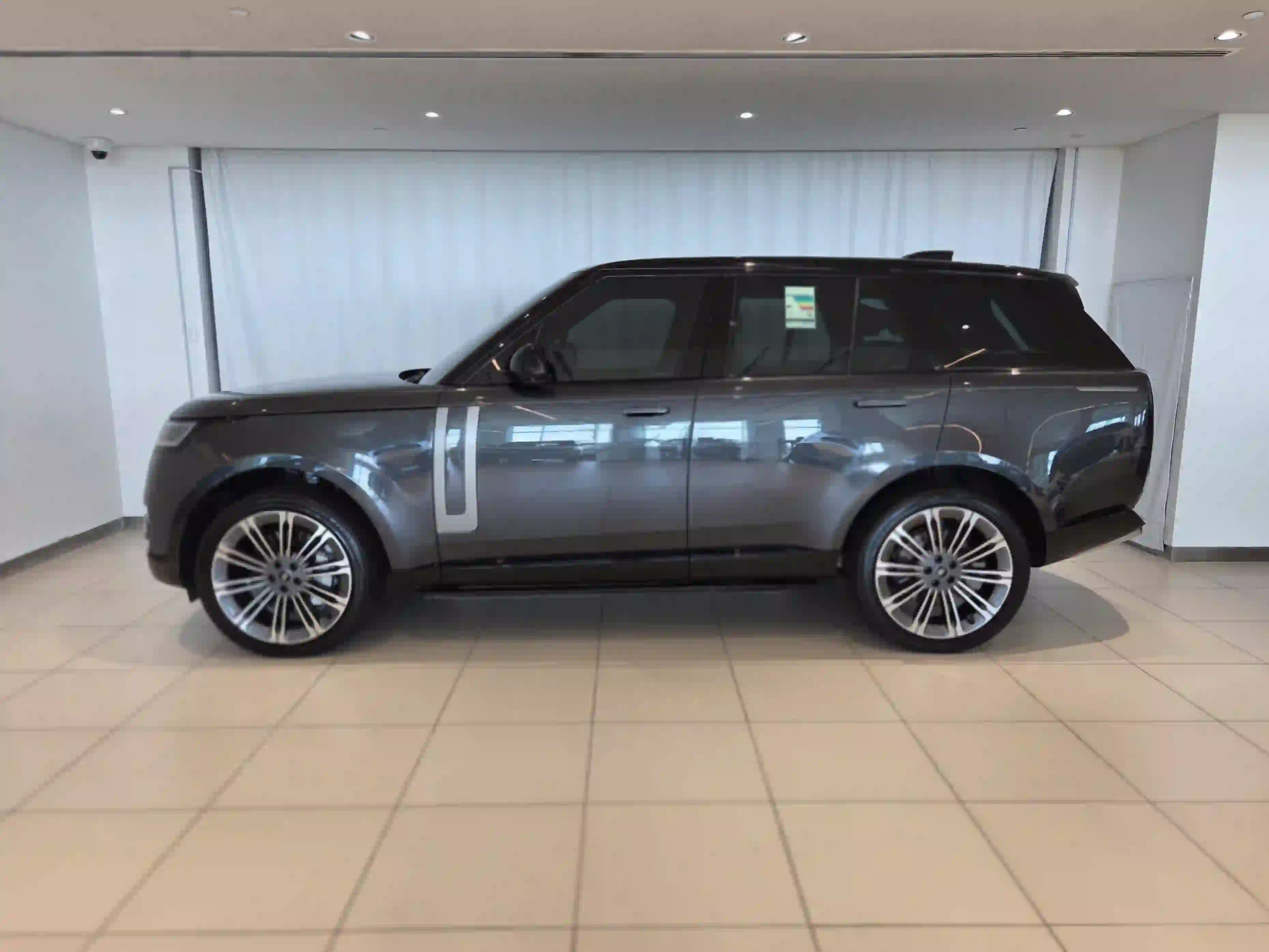 Land Rover Range Rover 4.4 V8 HSE 2024 - Image 3