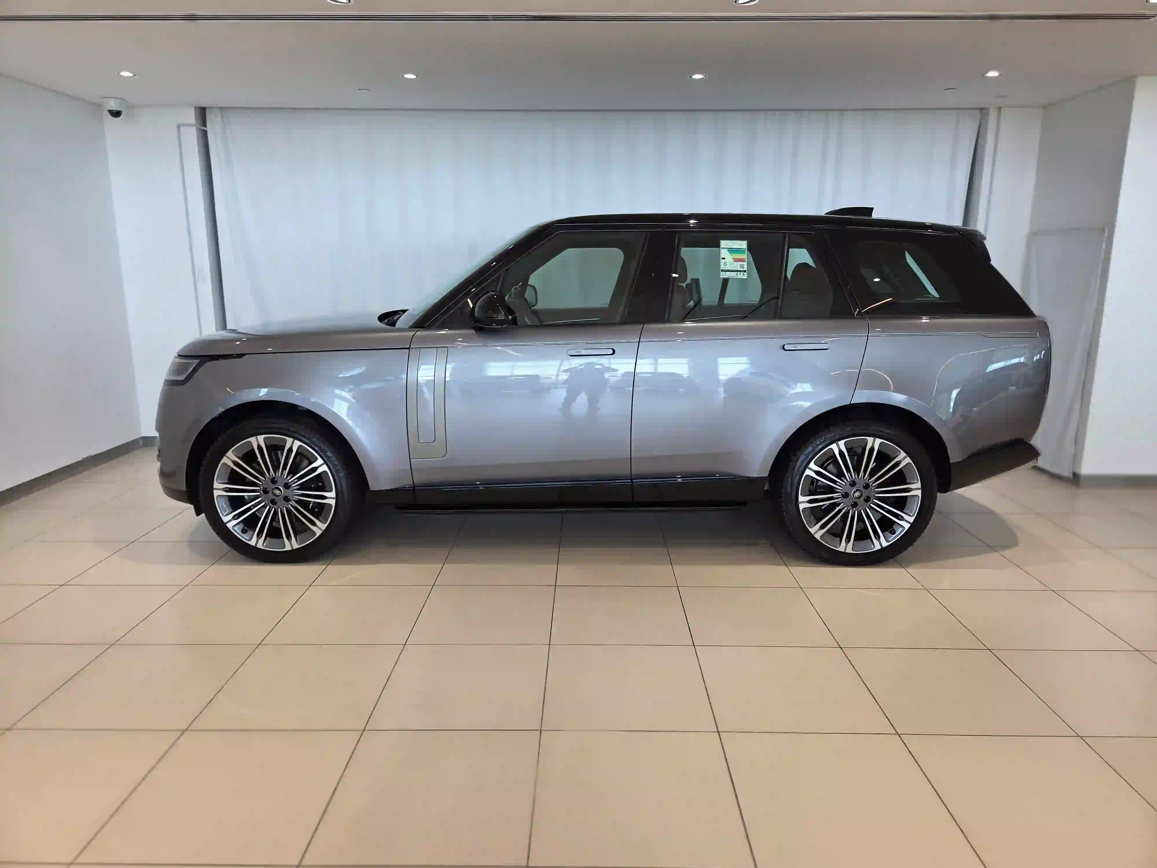 Land Rover Range Rover 4.4 V8 HSE 2024 - Image 3