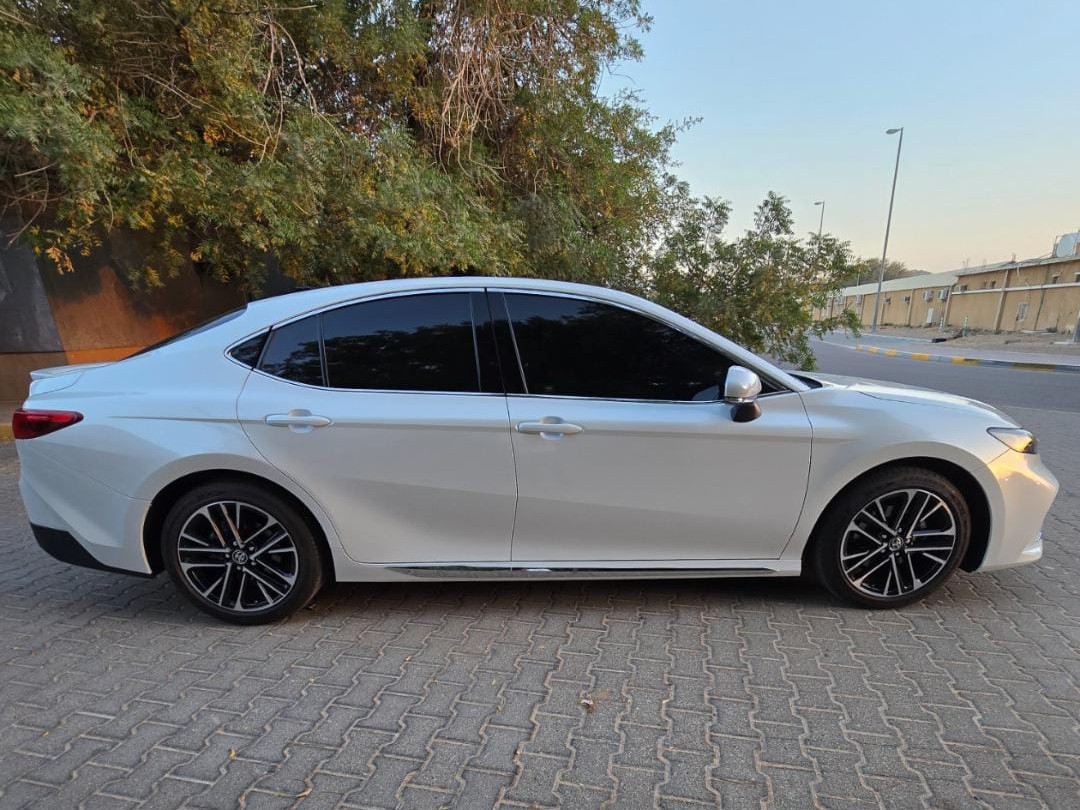 Toyota Camry GLE 2025 - Image 4