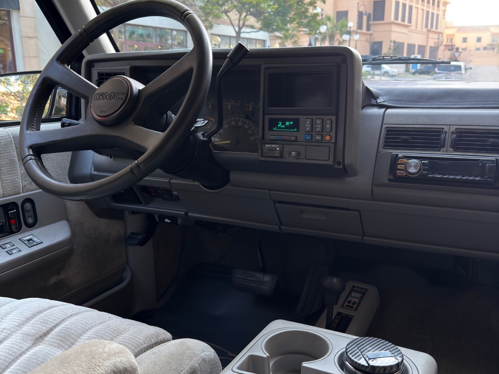 GMC Yukon SLE 1994 - Image 2