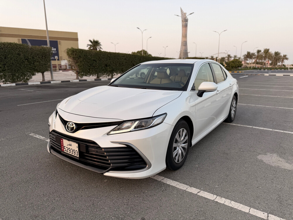 Toyota Camry LE 2021 - Image 2