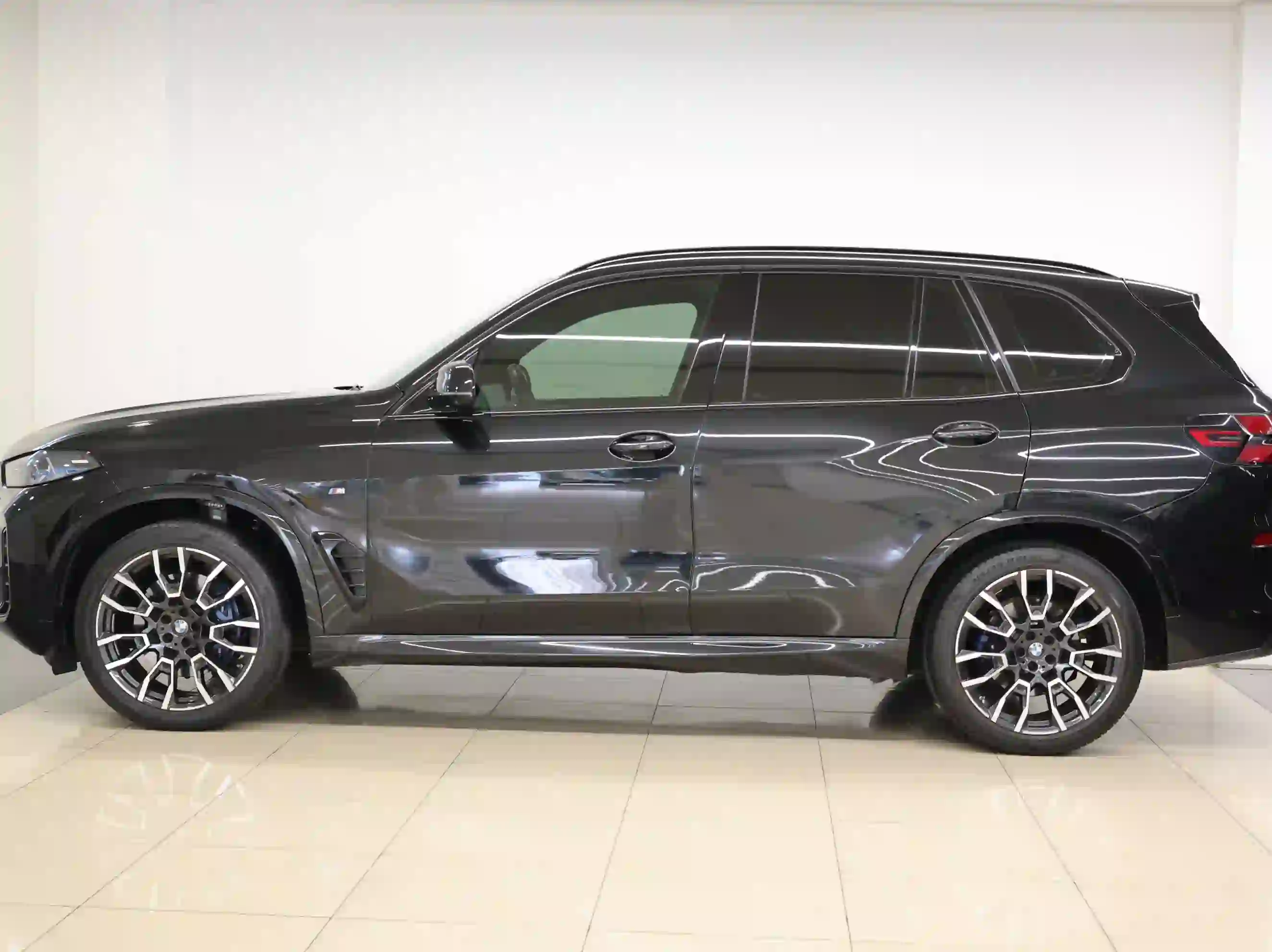 BMW X-Series X5 M 2024 - Image 2