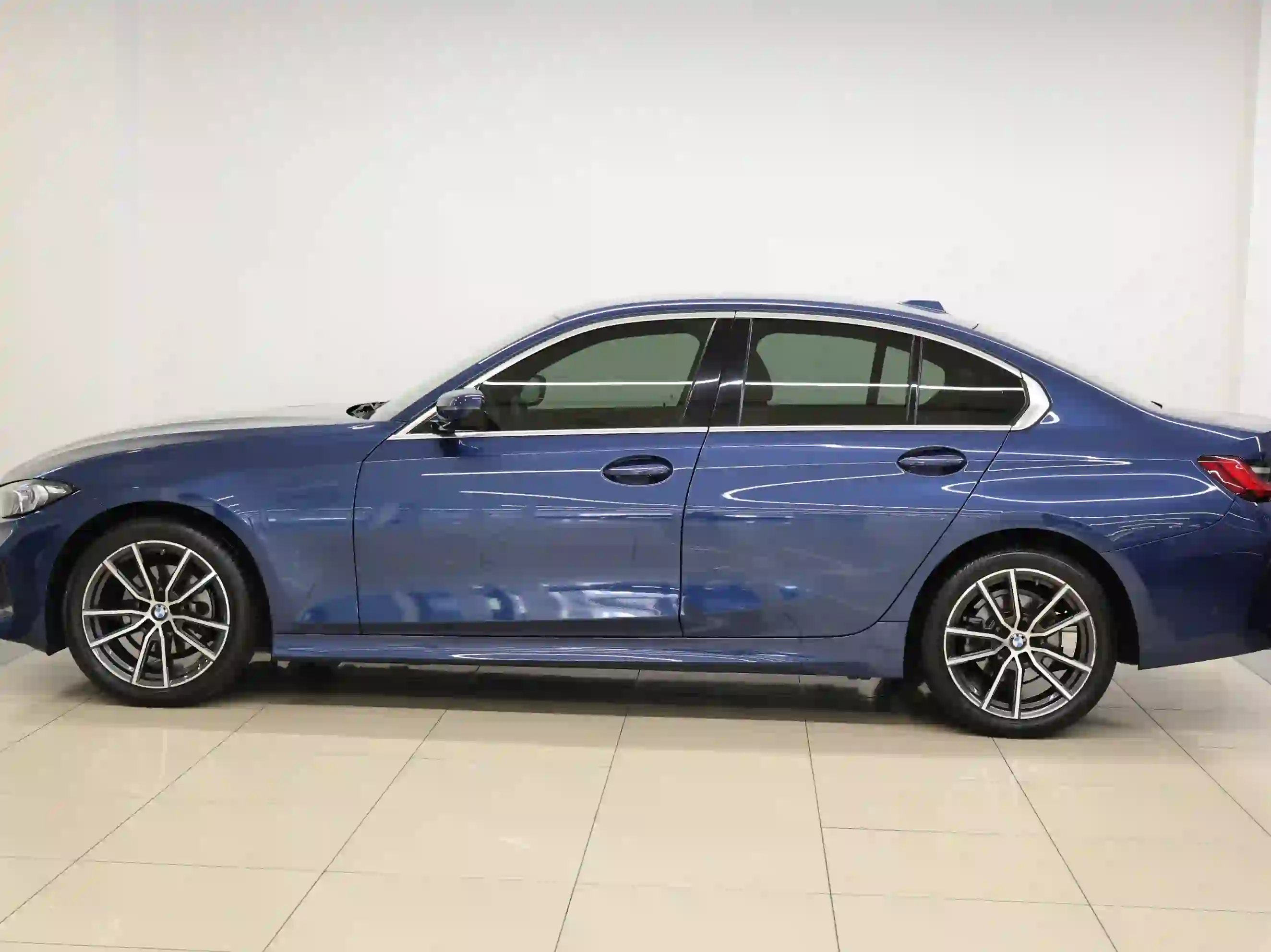 BMW 3-Series 320 i 2023 - Image 2