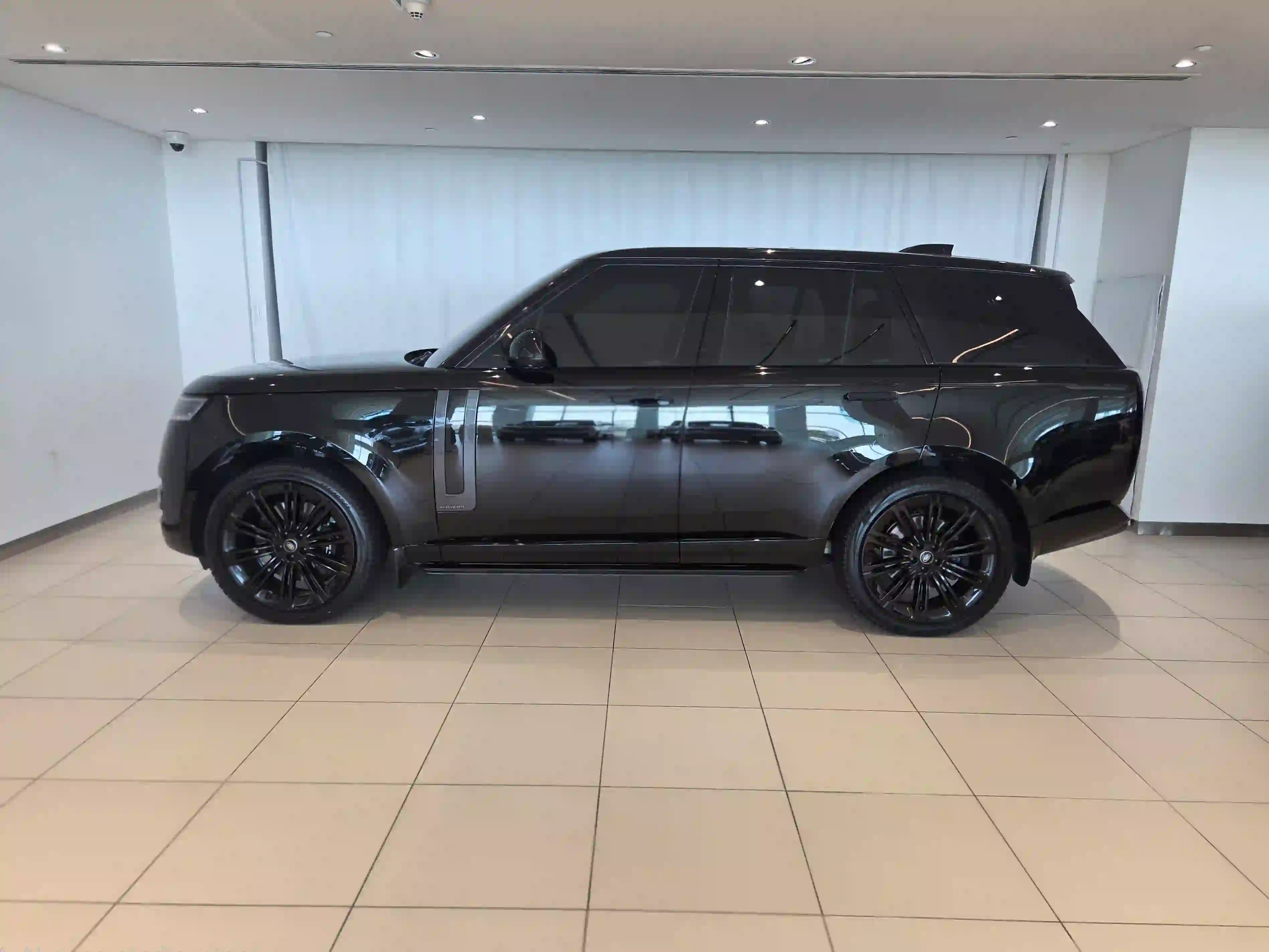 Land Rover Range Rover 4.4 V8 Autobiography 2024 - Image 3