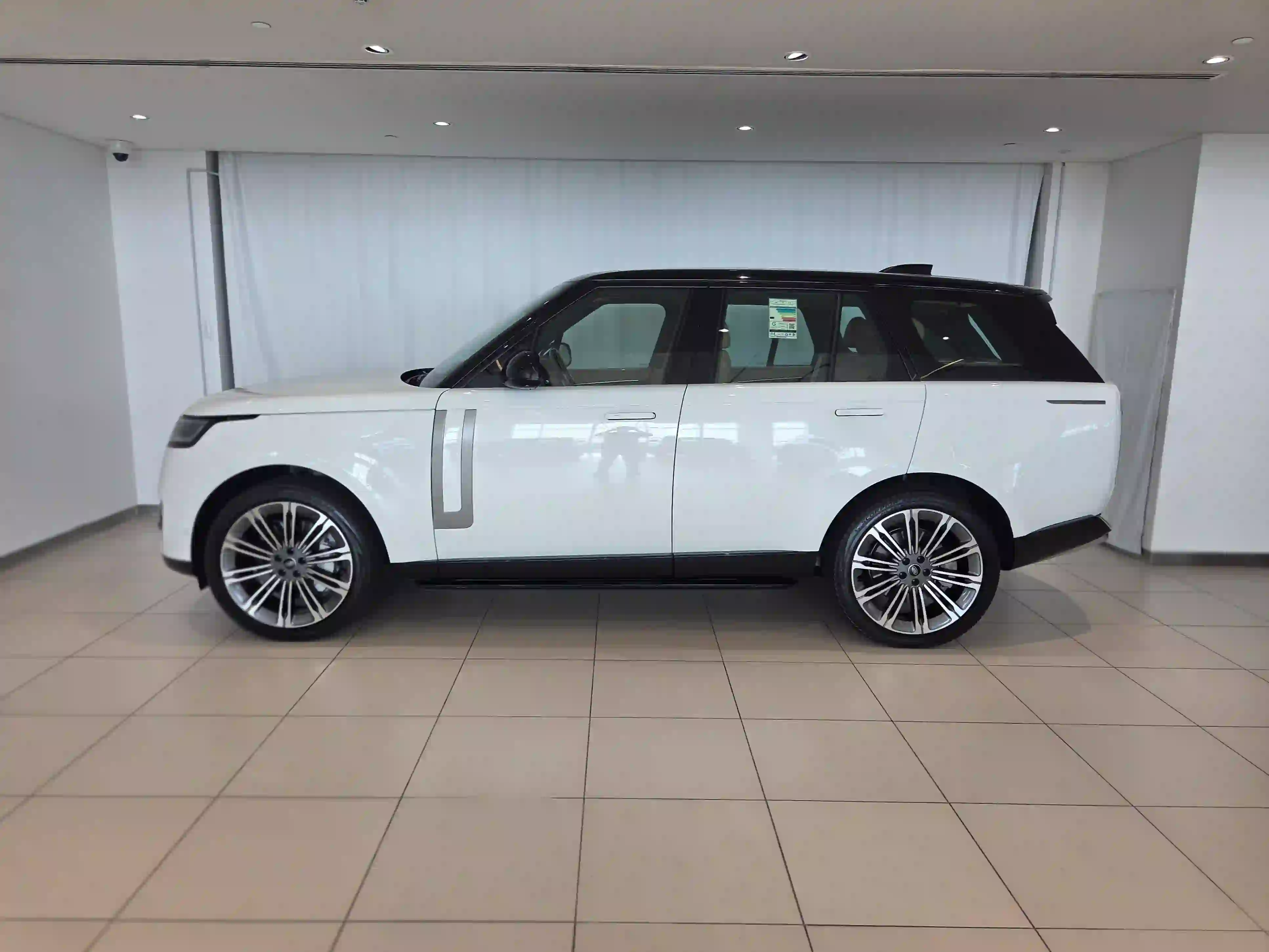 Land Rover Range Rover 4.4 V8 HSE 2024 - Image 3
