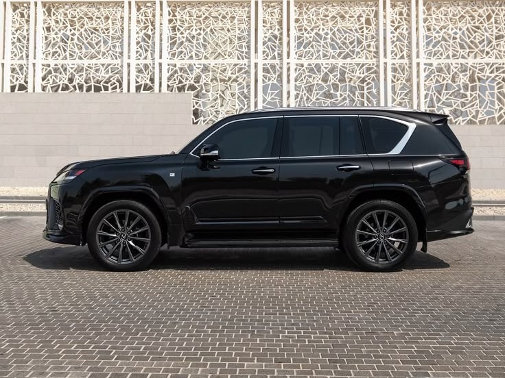Lexus LX 600  F-Sport 2024 - Image 3
