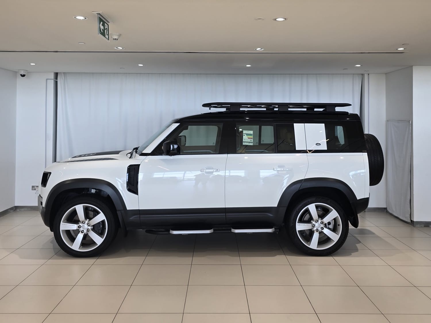 Land Rover Defender 110 3.0i6 HSE 2024 - Image 4