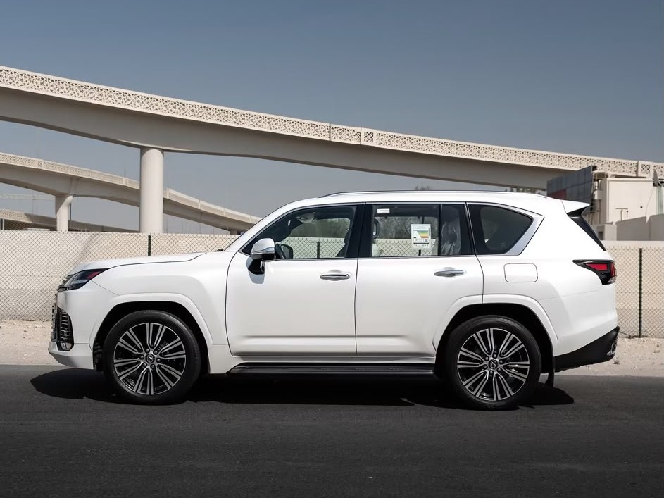 Lexus LX 600 Luxury  2024 - Image 3