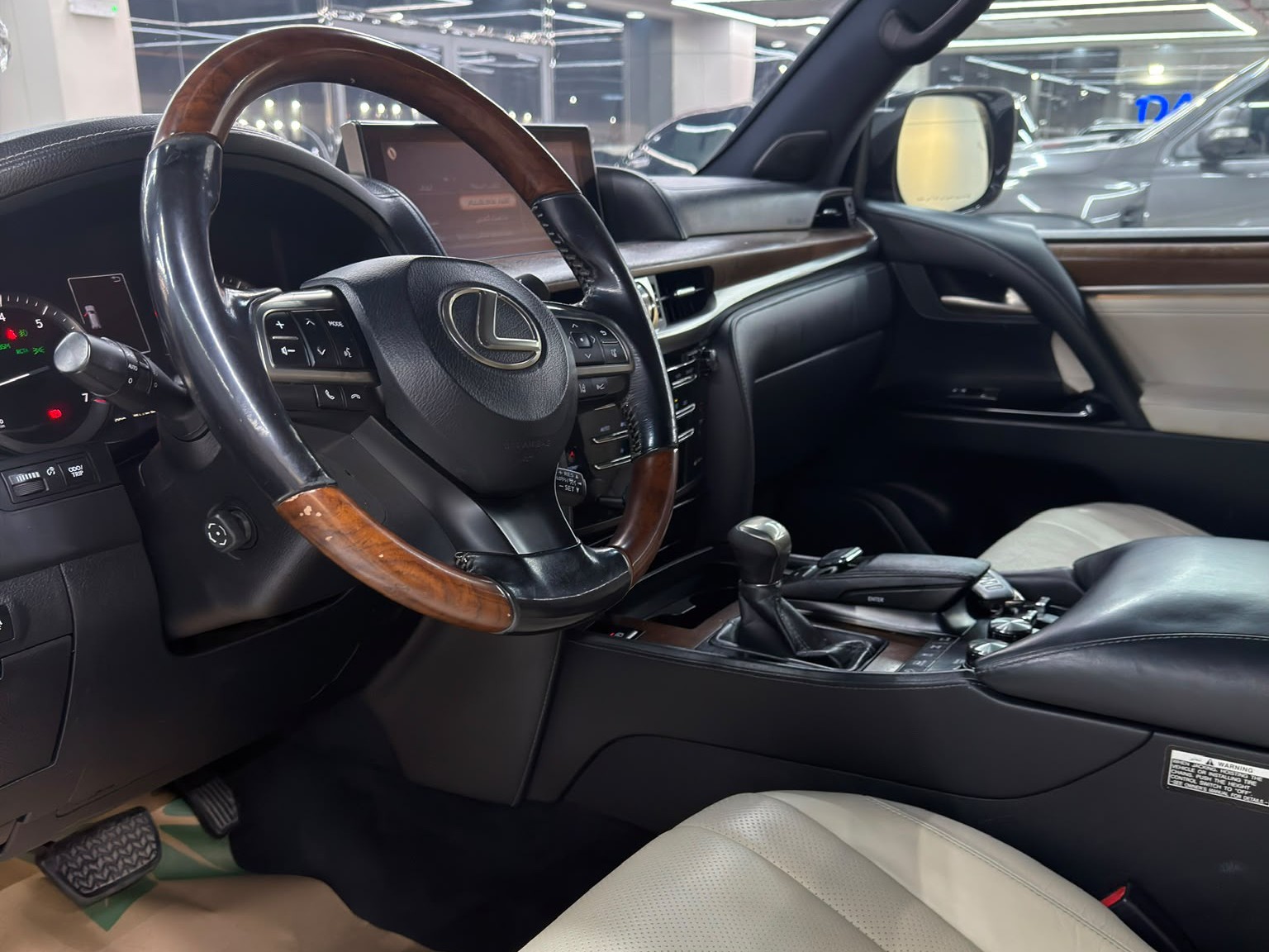 Lexus LX 570 S 2017 - Image 2