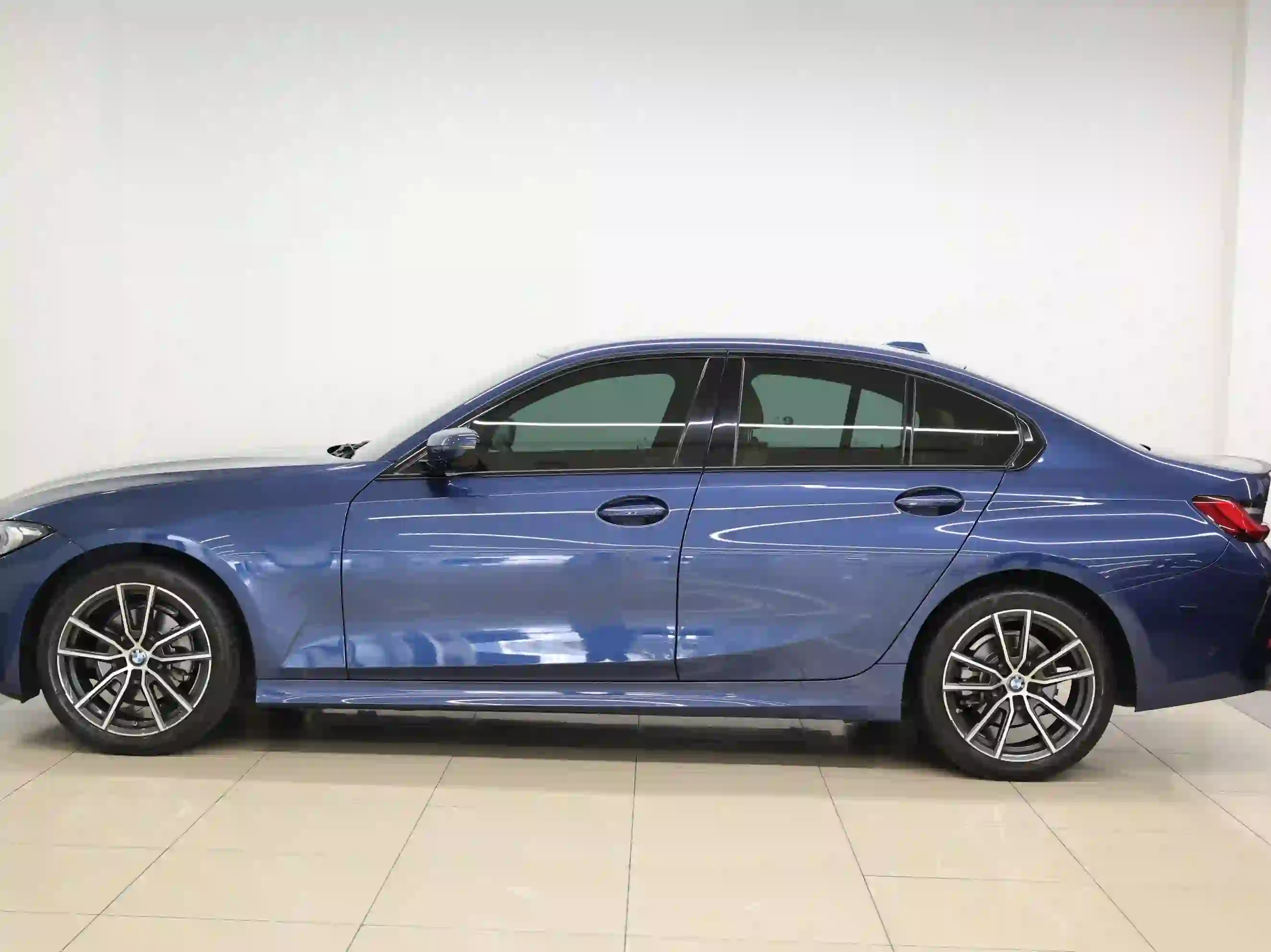 BMW 3-Series 320 i 2023 - Image 2