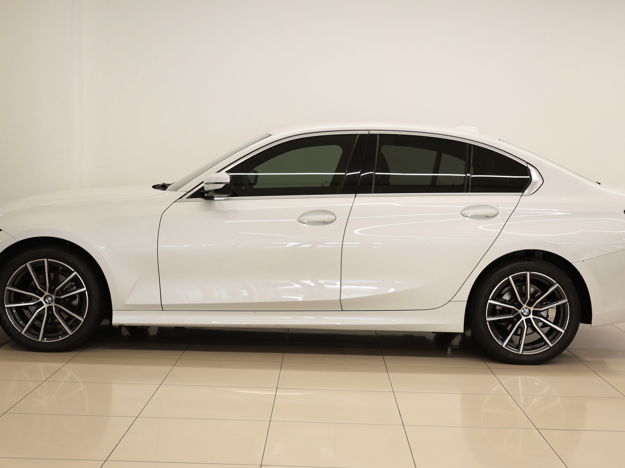 BMW 3-Series 320 i 2023 - Image 2
