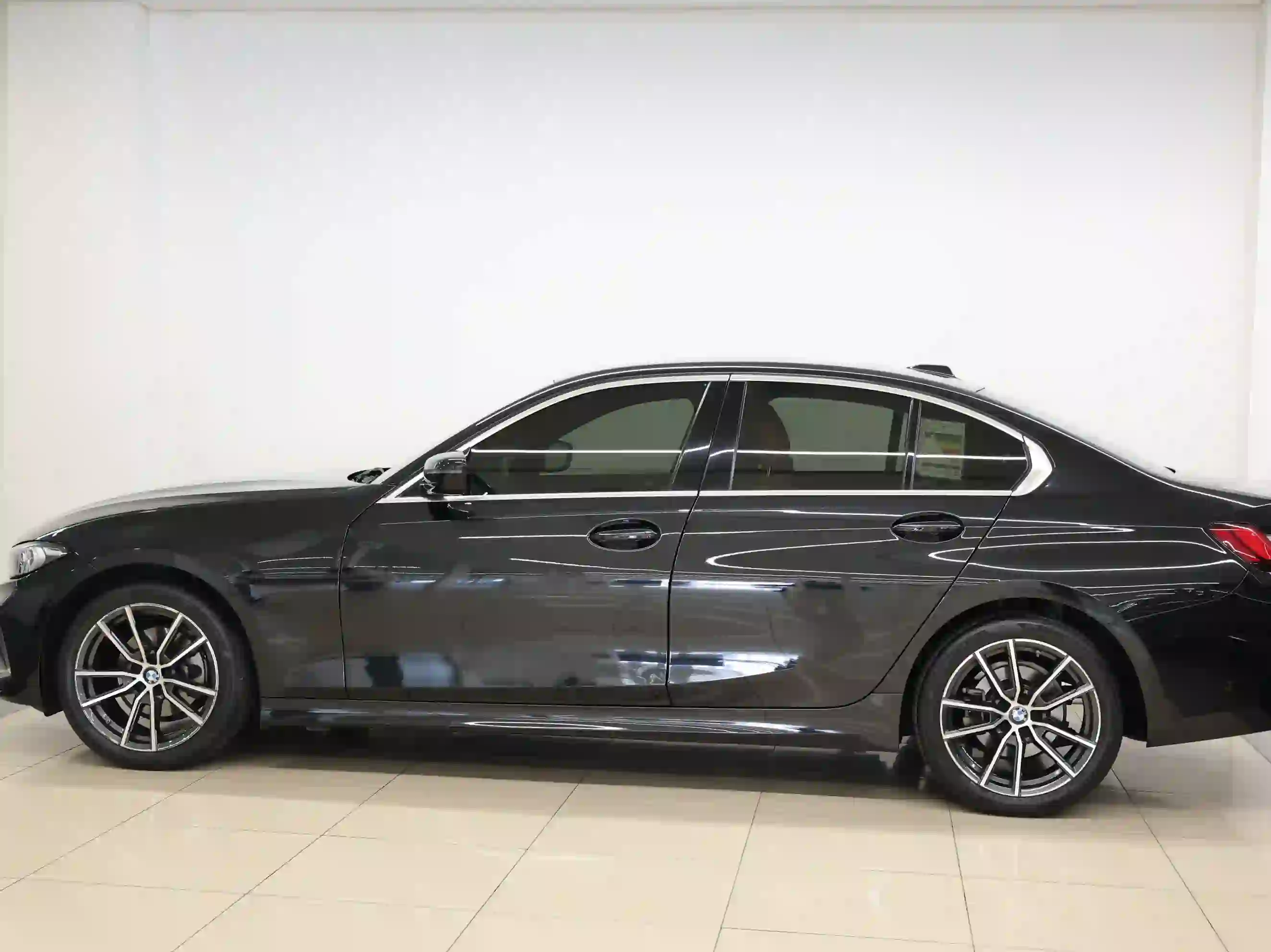 BMW 3-Series 320 i 2023 - Image 2