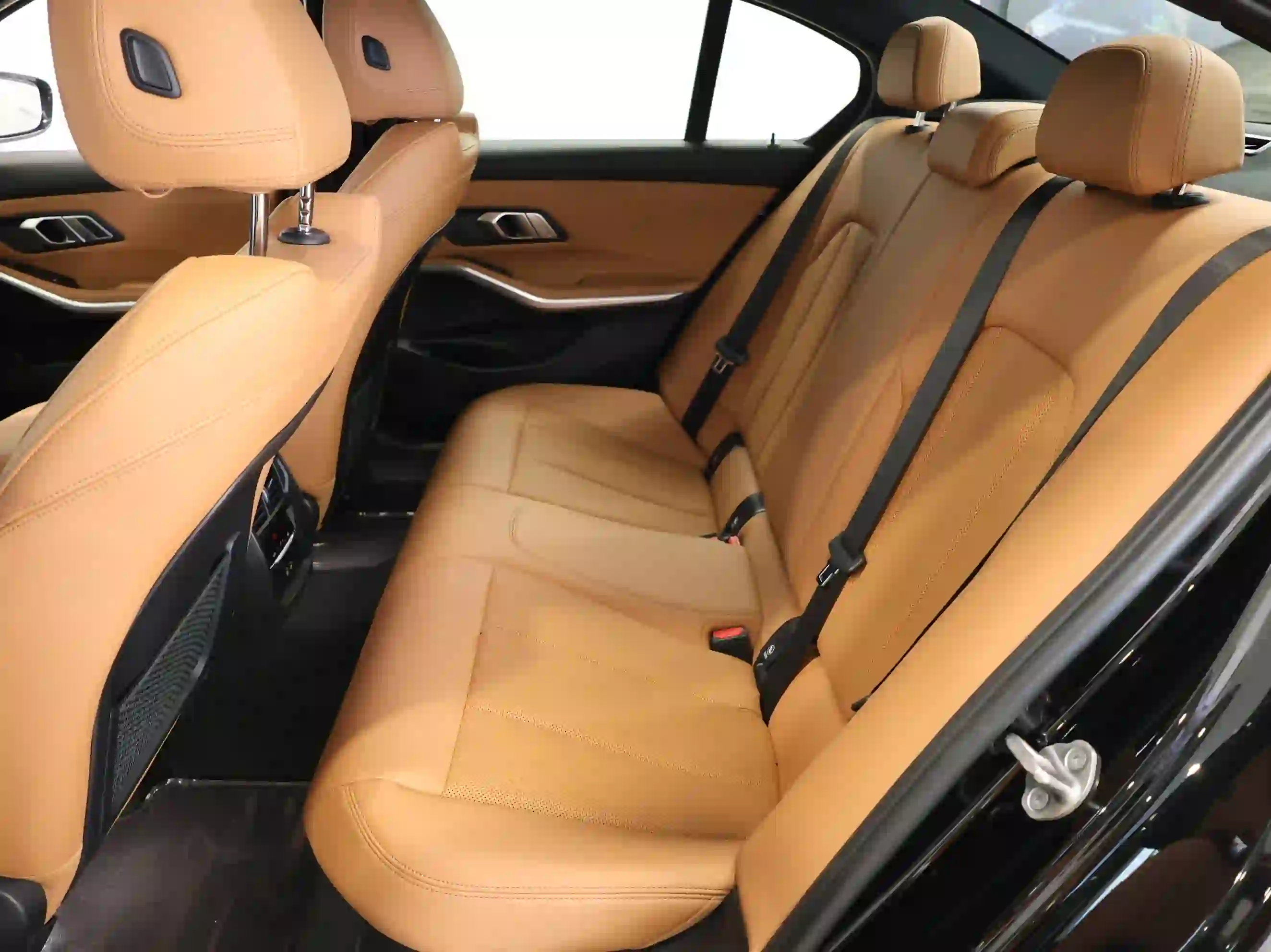 BMW 3-Series 320 i 2023 - Image 4