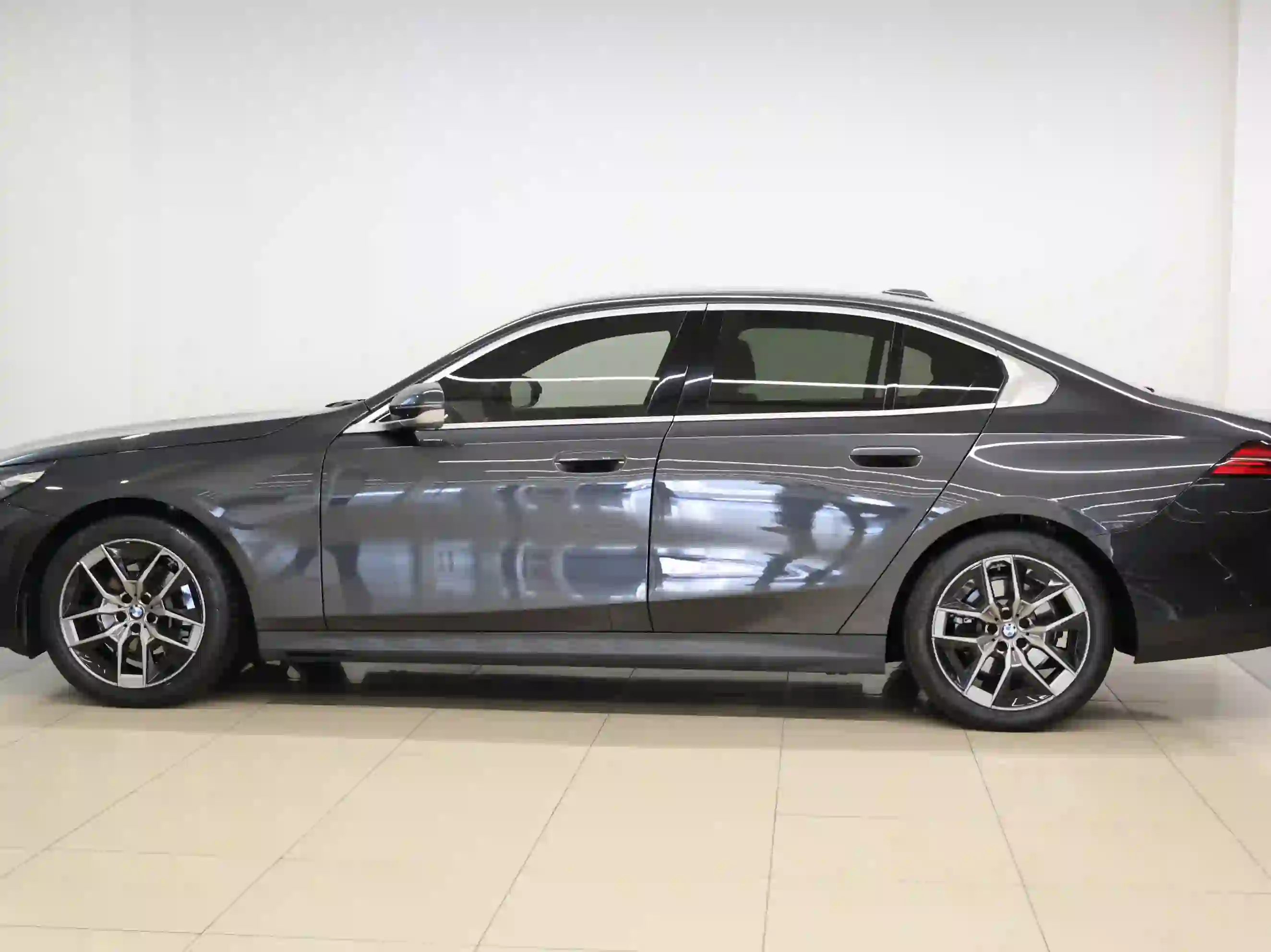 BMW 5-Series 520 i 2024 - Image 3