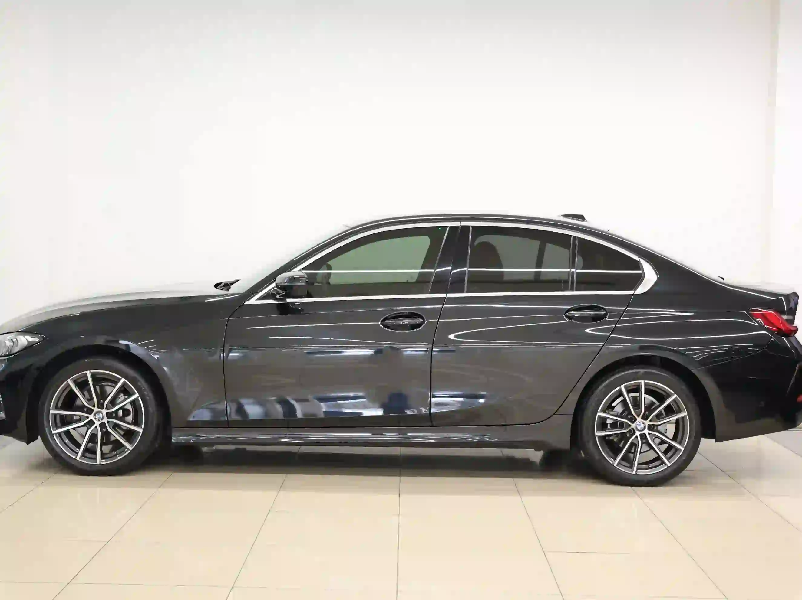 BMW 3-Series 320 i 2023 - Image 2