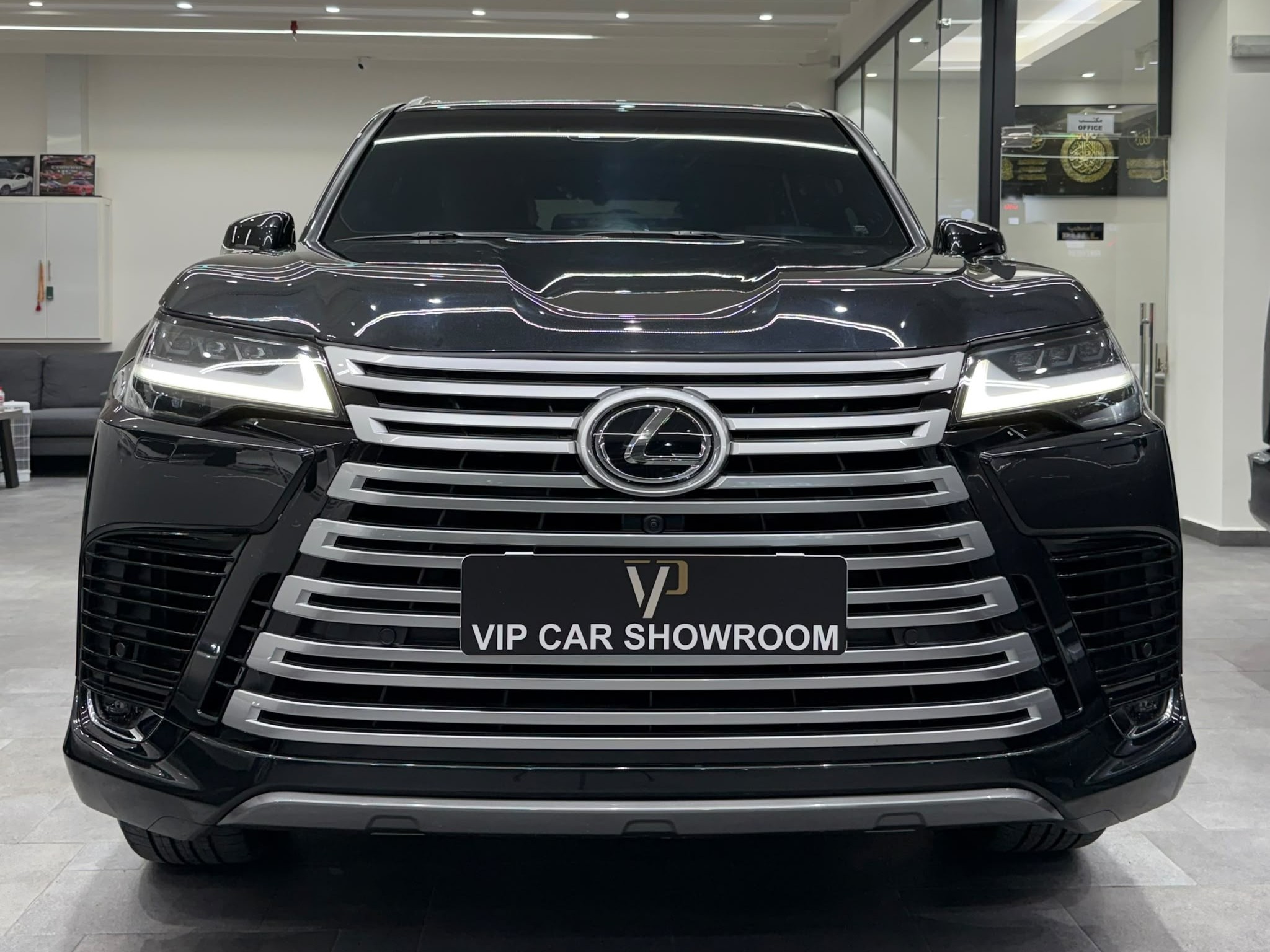 Lexus LX 600 Luxury  2023 - Image 2