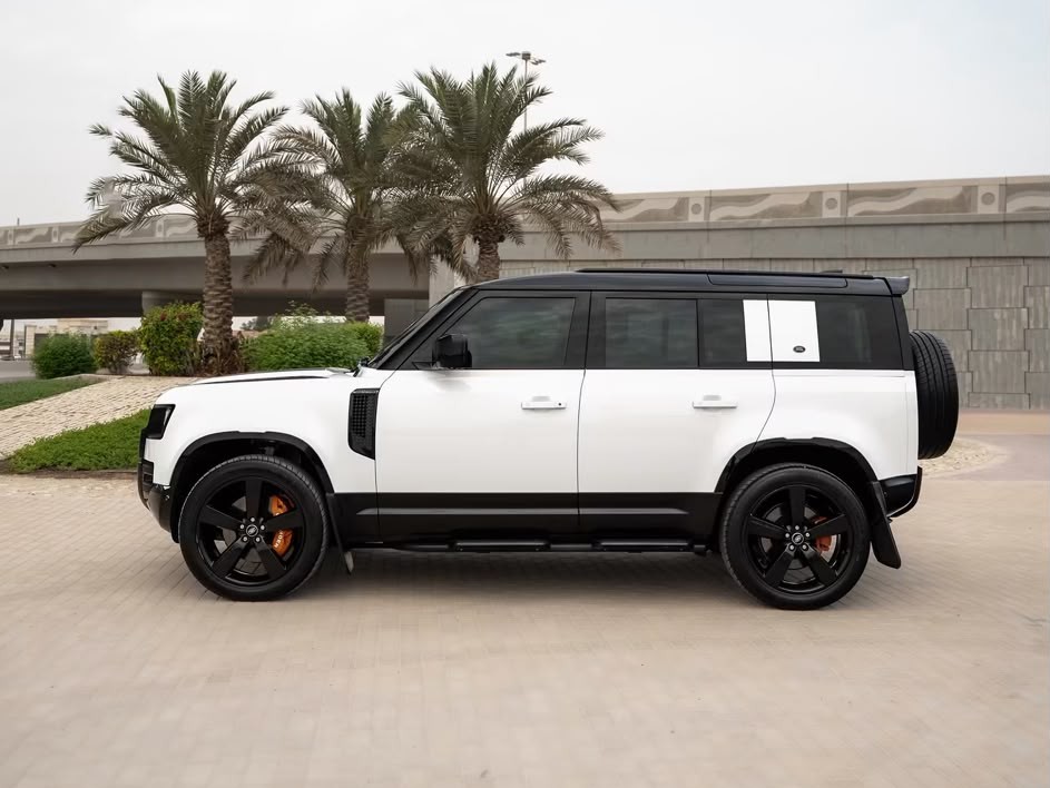 Land Rover Defender 110 HSE 2022 - Image 2