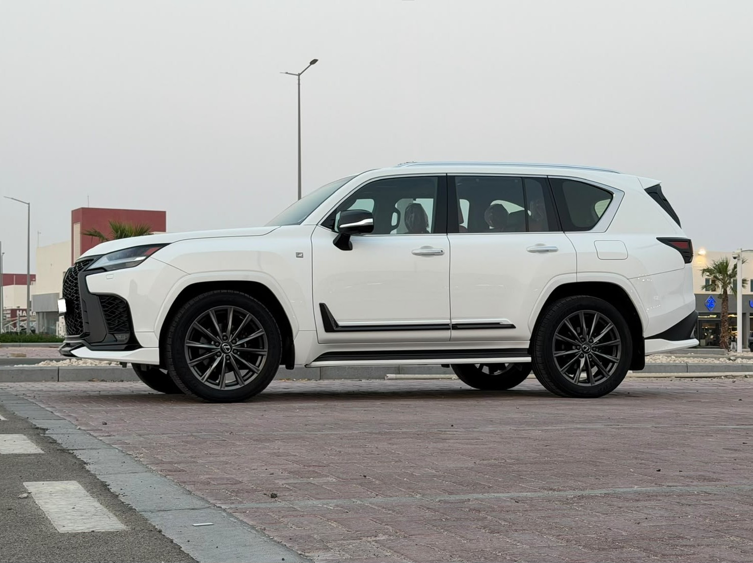 Lexus LX 600  F-Sport 2024 - Image 3