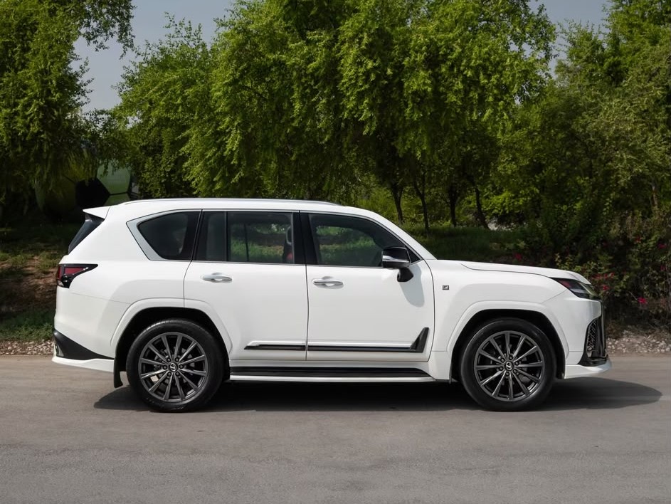 Lexus LX 600  F-Sport 2024 - Image 2