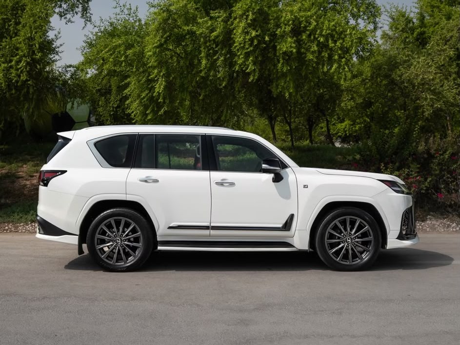 Lexus LX 600  F-Sport 2024 - Image 4