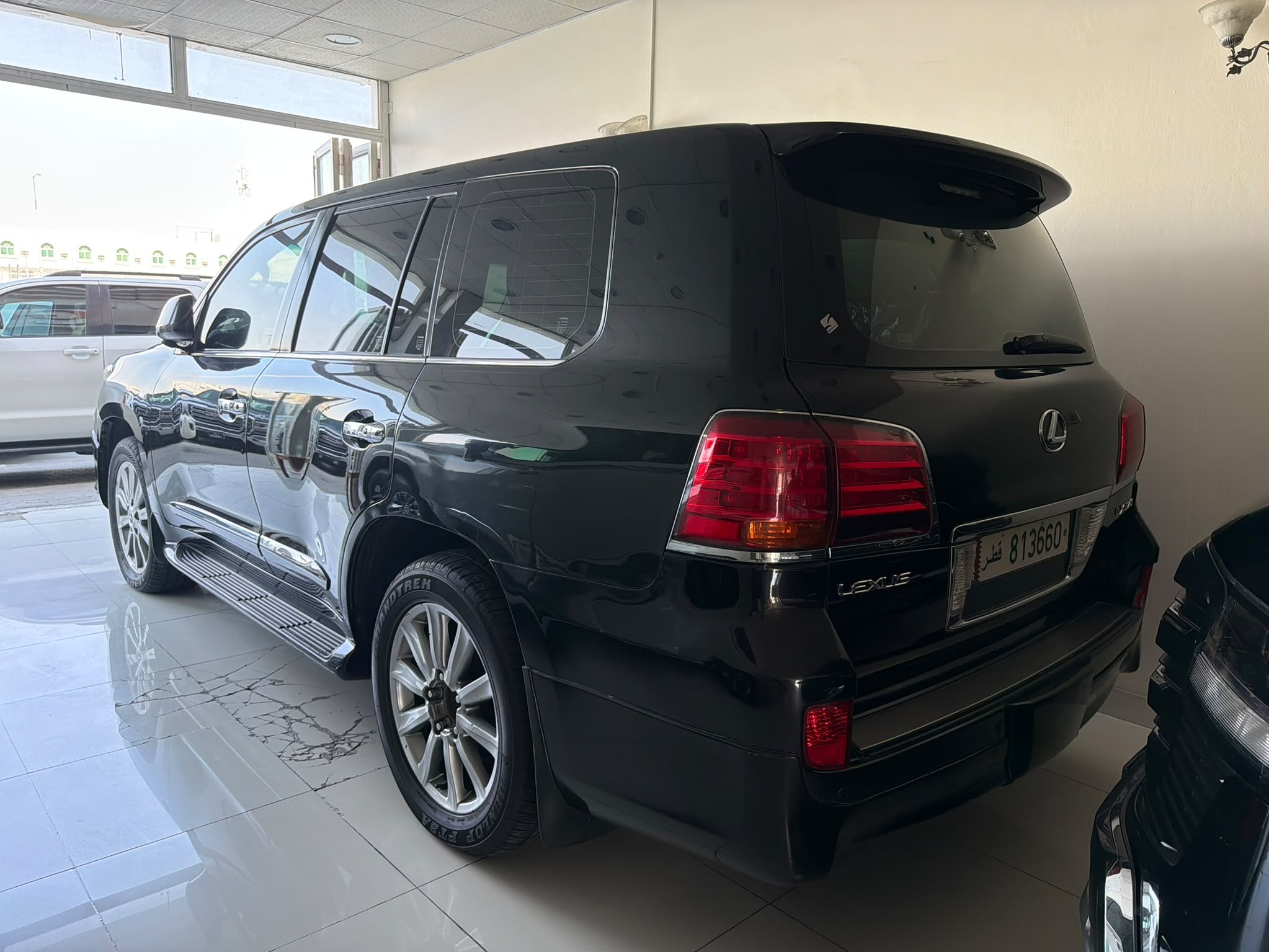 Lexus LX 570 S 2011 - Image 4