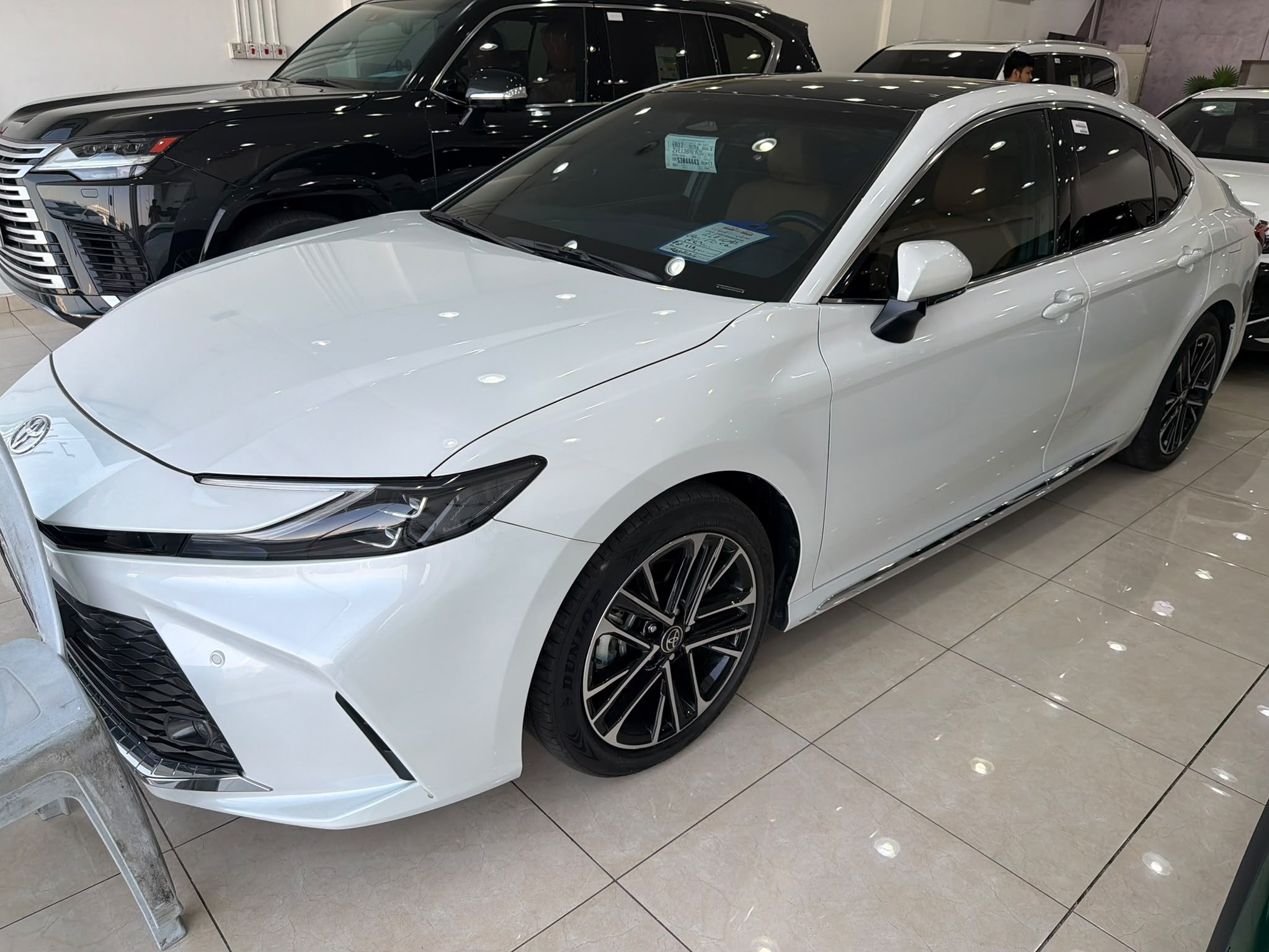 Toyota Camry GLE 2025 - Image 2